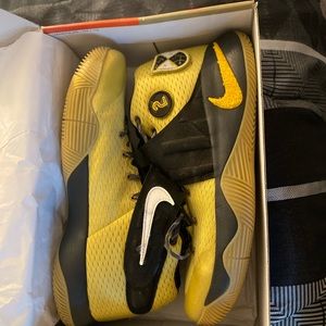 Basketball shoes